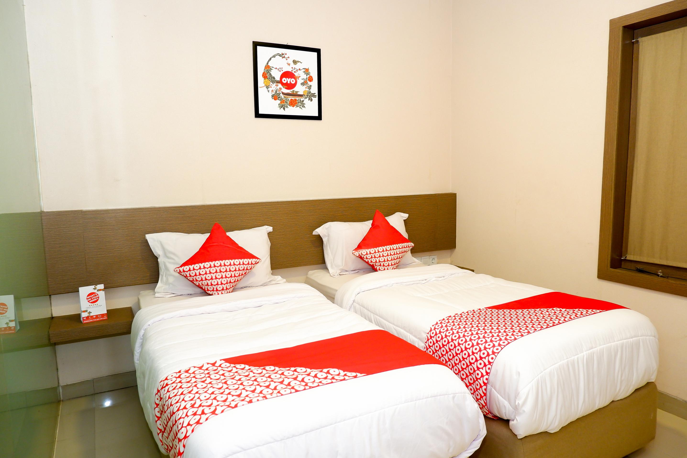 Oyo 379 Grand Mundu Hotel Semarang Exterior photo