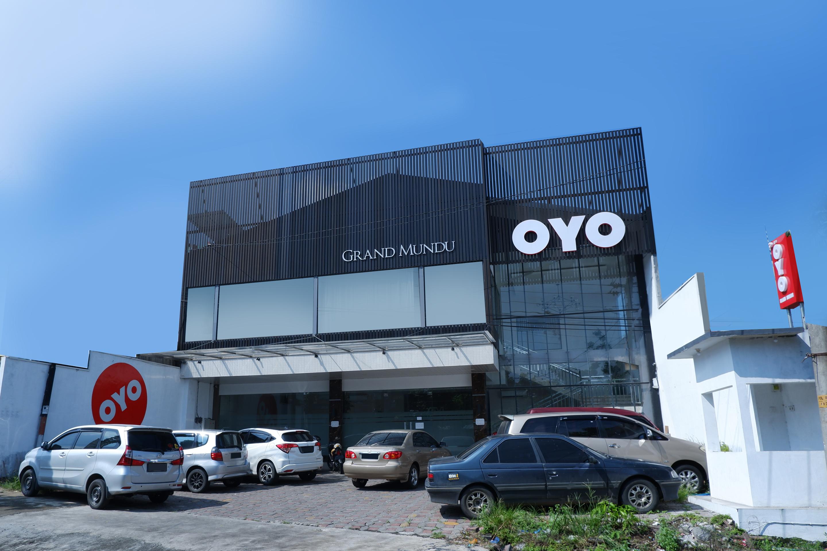 Oyo 379 Grand Mundu Hotel Semarang Exterior photo
