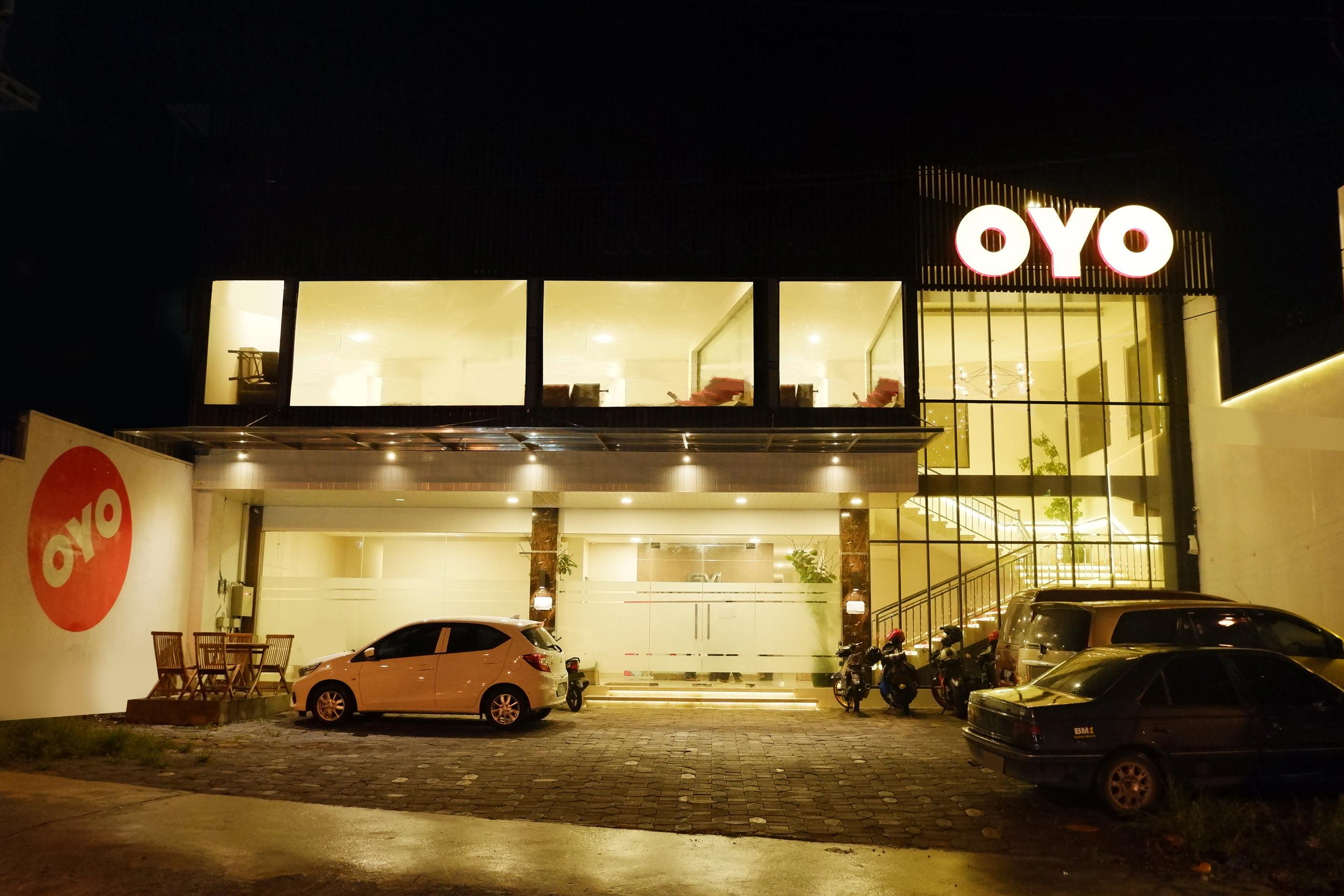 Oyo 379 Grand Mundu Hotel Semarang Exterior photo